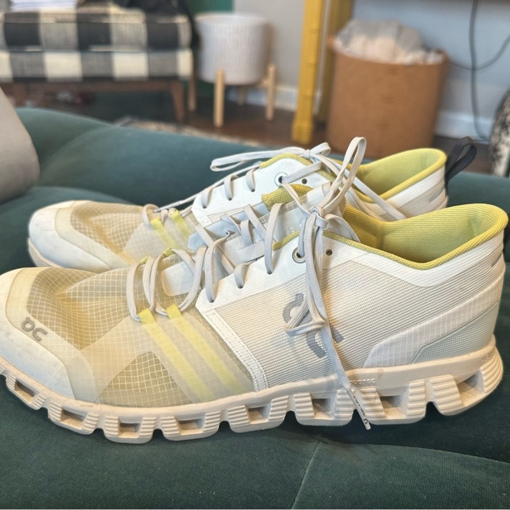 “On Cloud” Women’s 10.5